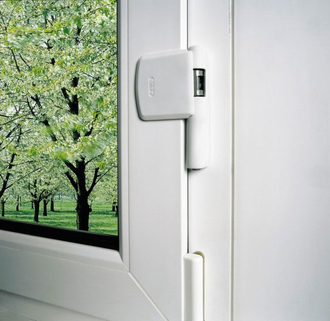 EC004242 - Window lift-out lock
